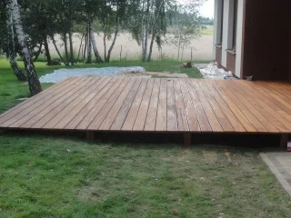 Montaż tarasów-Taras drewniany na ogród