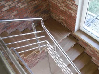 Usługi montażu-Montaż schodów drewnianych z balustradą